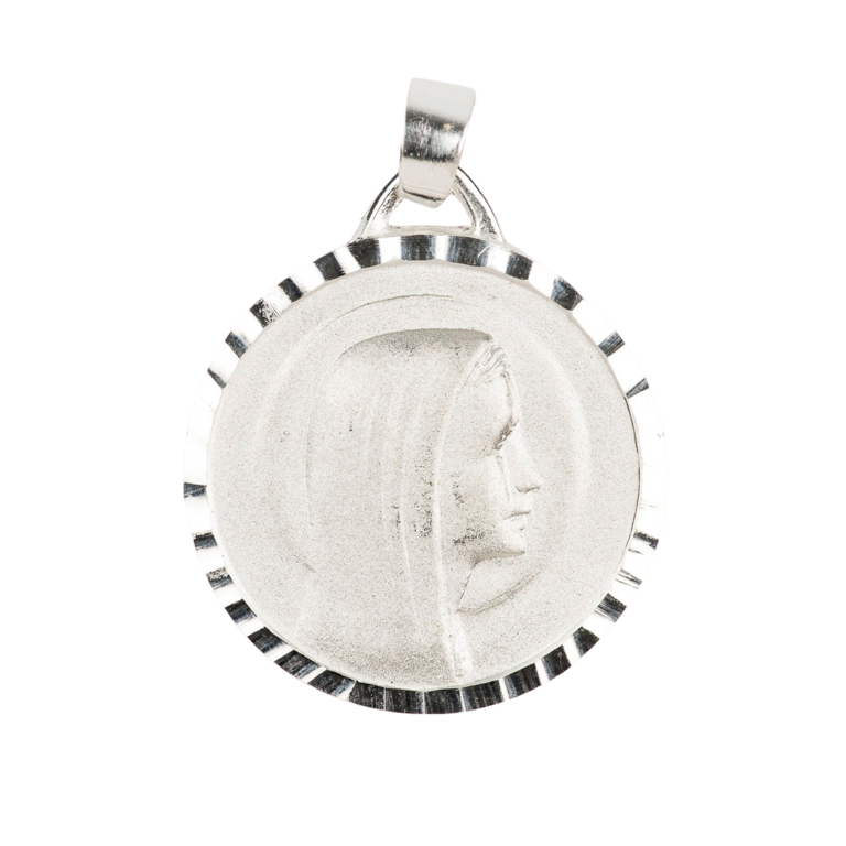 Médaille en argent 925 °/°° visage de la Vierge profil, bord festonné Ø 1,8 cm (2,11 g). Livrée en boîte.