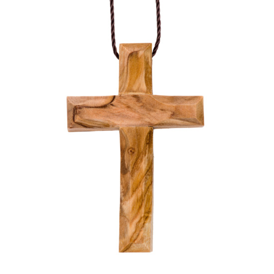Croix d'aube en bois d'olivier de Terre Sainte bords biseautés 5 cm cordon marron 60 cm.