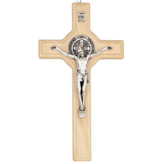 Croix de saint Benoît en bois clair, hauteur 21 cm.