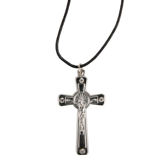 Pendentif sur cordon + fermoir, croix avec Christ 3,6 x 2,1 cm métal couleur argentée + strass blancs.