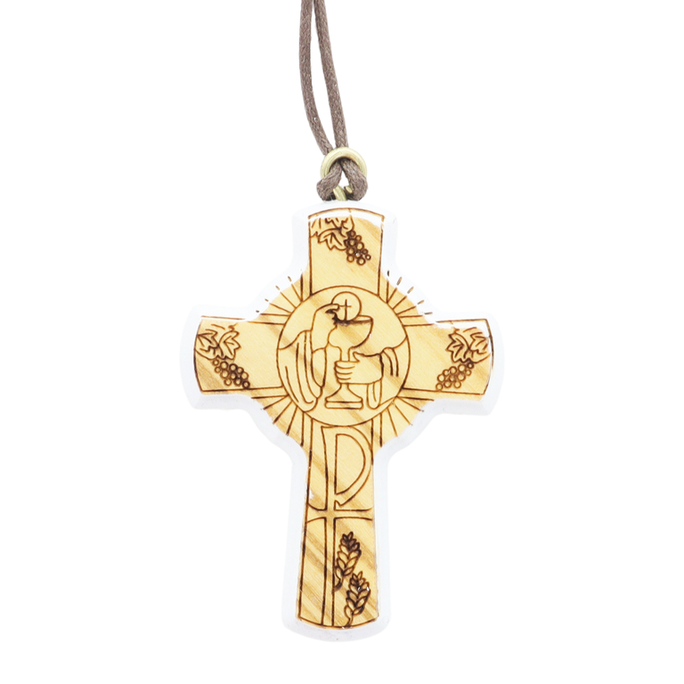 Croix de cou en bois d'olivier contour blanc, thème communion H. 5 cm avec cordon 70 cm.