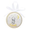 Médaille de berceau support plexi, plaque laminée couleur argentée et dorée Ø 6.5 cm avec ruban blanc. Livrée en boite. Plusieurs modèles.