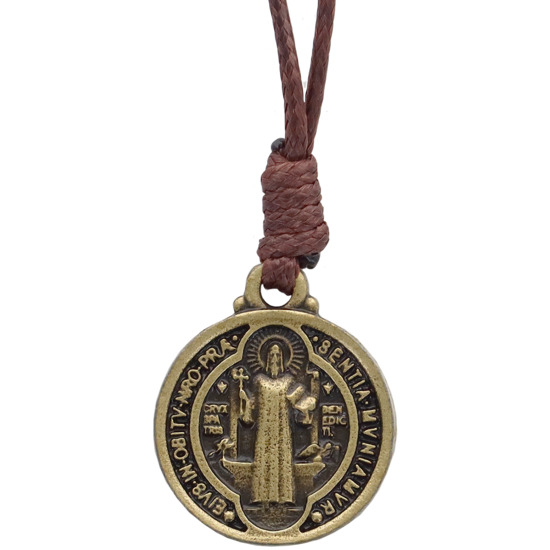 Médaille de saint Benoît avec cordon marron 1.8 x 2.1 cm