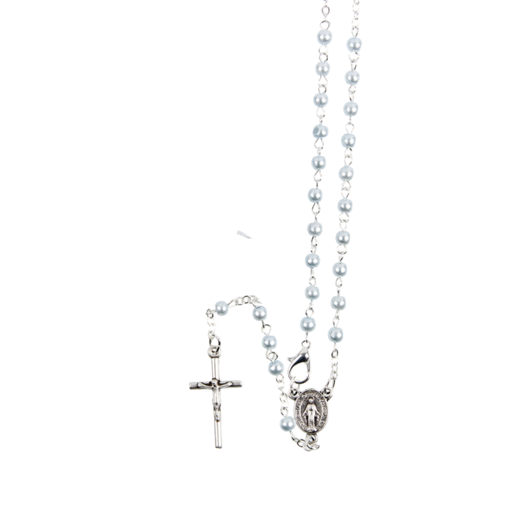 Chapelet grains nacrés, Ø 5 mm, chaîne couleur argentée avec fermoir,  longueur au cœur 28 cm, croix avec Christ plus boîte.