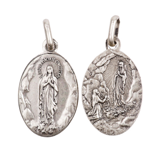 Médaille vieil argent ovale H. 1,9 cm double face ND de Lourdes / Apparition.    