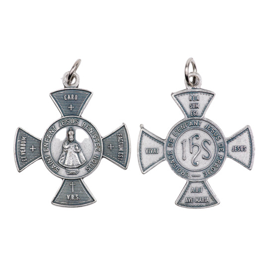Croix de sauvegarde en métal couleur argentée de l´enfant Jésus de Prague. Plusieurs tailles.