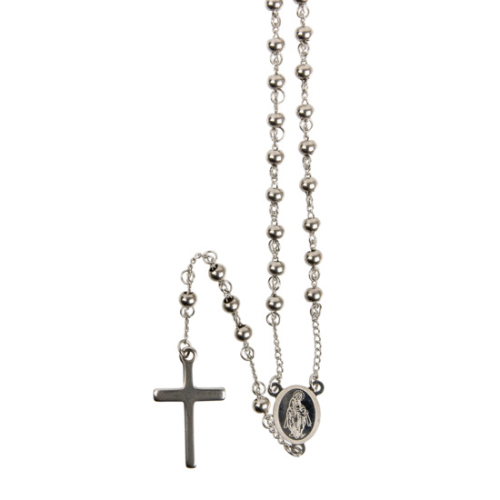 Chapelet en acier inoxydable couleur argentée, grains Ø 5 mm, longueur au cœur 32 cm, croix sans Christ plus boîte.