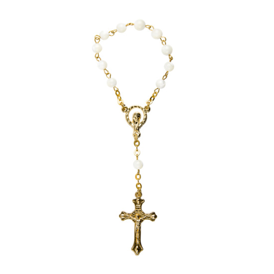 Dizainier sur chaîne couleur dorée grains en nacre Ø 7 mm, croix métal avec Christ.