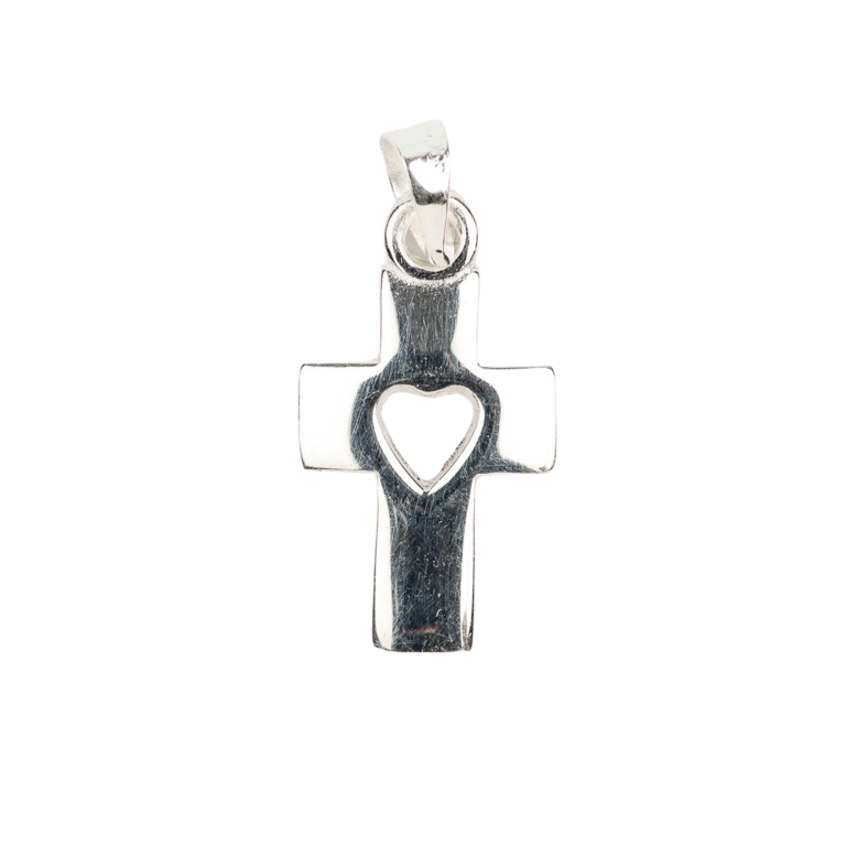 Croix de cou au centre coeur ajouré en argent 925 °/°°  1,5 cm (1,16 g). Livrée en boîte.