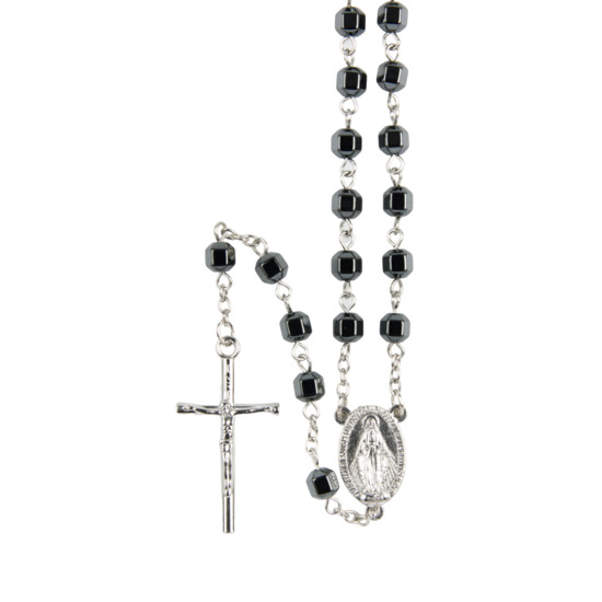 Chapelet grains en hématite octogonal, Ø 6 mm, chaîne couleur argentée, longueur au cœur 35 cm, croix avec Christ.