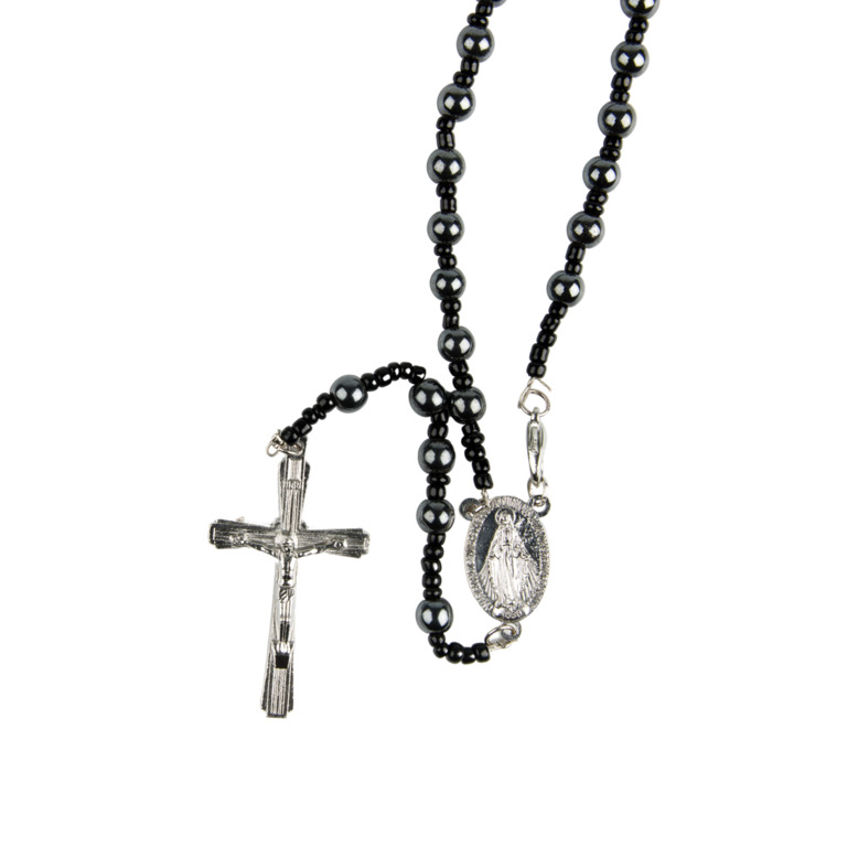 Chapelet grains en hématite sur cable avec fermoir, Ø 7 mm, longueur au cœur 29 cm, croix métal avec Christ.