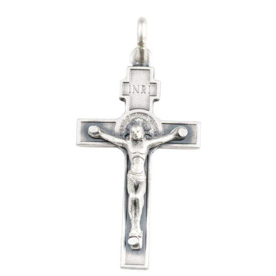Croix de cou en argent 925 °/°° de saint Benoît H. 3 cm (3,13 g). Livrée en boîte