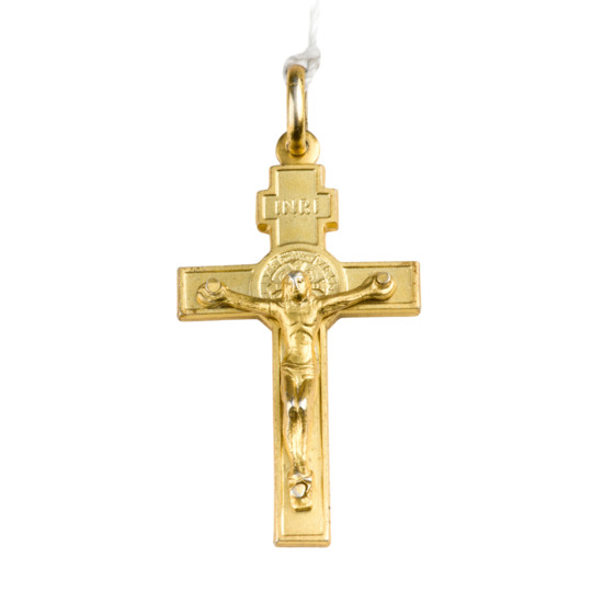 Croix de cou en plaqué or de saint Benoît H. 3 cm. Livrée en boîte