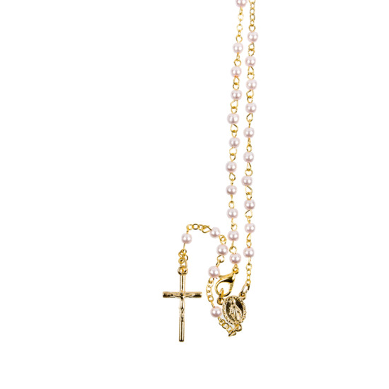 Chapelet grains nacrés, Ø 5 mm, chaîne couleur dorée avec fermoir,  longueur au cœur 28 cm, croix avec Christ plus boîte.