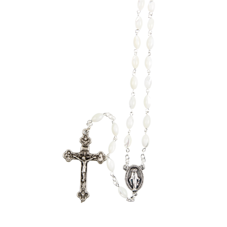 Chapelet grains nacre ovales, Ø 8 mm, chaîne couleur argentée, longueur au cœur 35 cm, croix avec Christ. Livré en boîte.