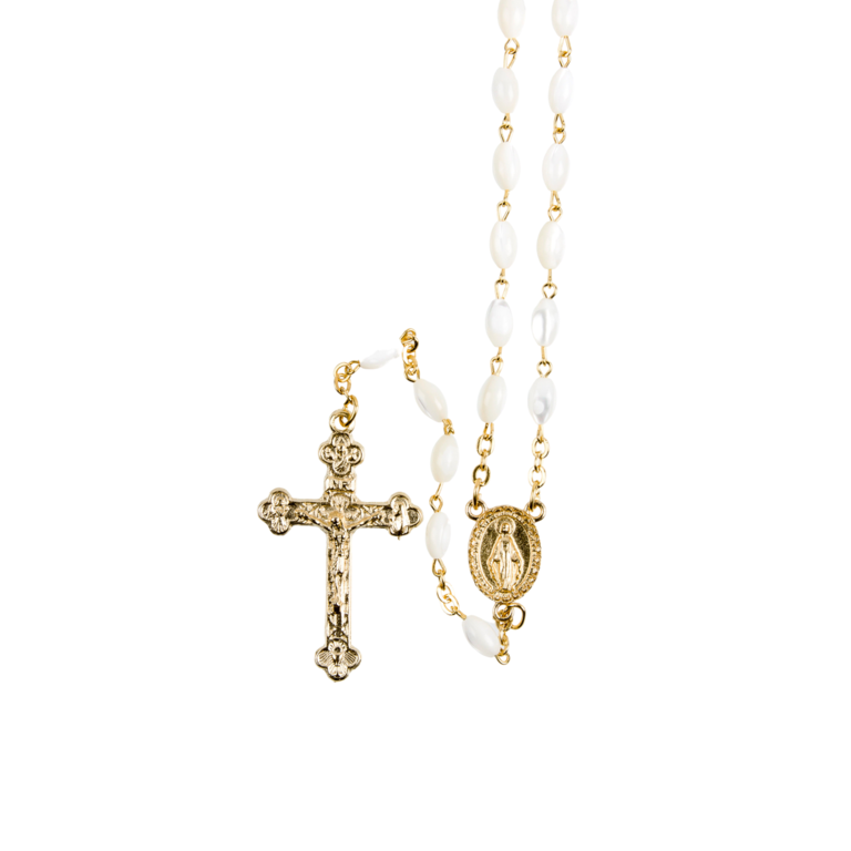 Chapelet grains nacre ovales, Ø 8 mm, chaîne couleur dorée, longueur au cœur 35 cm, croix avec Christ. Livré en boîte.