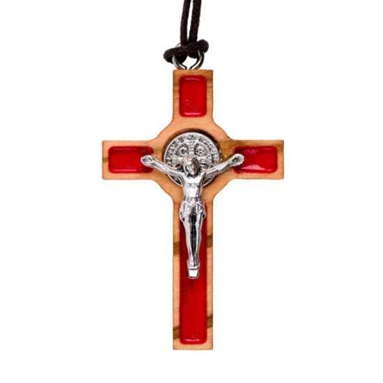 Croix de cou de saint Benoît hauteur 4.3 cm en bois d'olivier avec résine rouge avec cordon 65 cm.