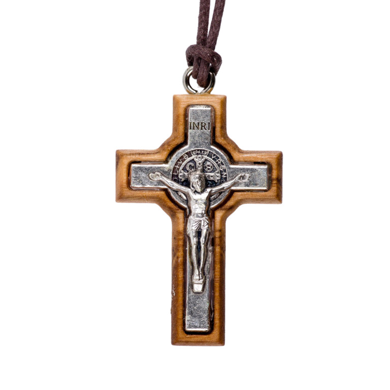 Croix de cou de saint Benoît hauteur 3.8 cm en bois d'olivier revers médaille avec cordon 65 cm.