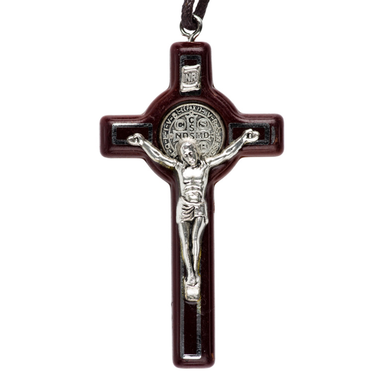 Croix de cou de saint Benoît marron hauteur 6 cm avec cordon 60 cm.