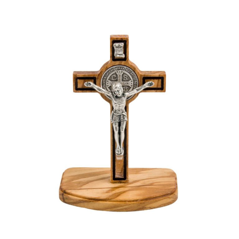 Croix de saint Benoît en bois d'olivier sur socle, hauteur 8 cm.