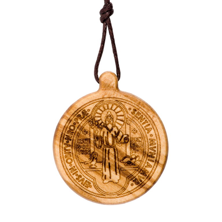 Médaille gravée en bois d'olivier de saint Benoît  Ø 3 cm avec cordon cuir 70 cm.