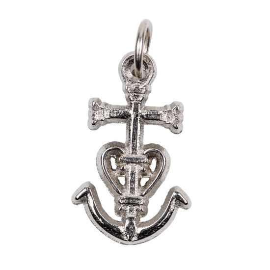 Croix de cou de Camargue en métal couleur argentée H. 2 cm (espérance, foi, charité).
