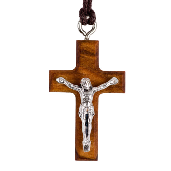 Croix de cou en bois d´olivier avec Christ métal couleur argentée H. 4 cm et cordon cuir 70 cm.