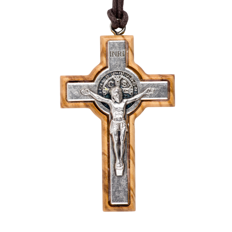 Croix de cou de saint Benoît sertie en bois d'olivier, hauteur 5 cm avec cordon 65 cm.