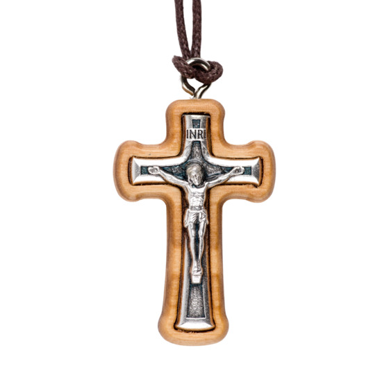 Croix de cou en bois d'olivier avec Christ métal incrusté H. 3,2 cm et cordon cuir 70 cm.