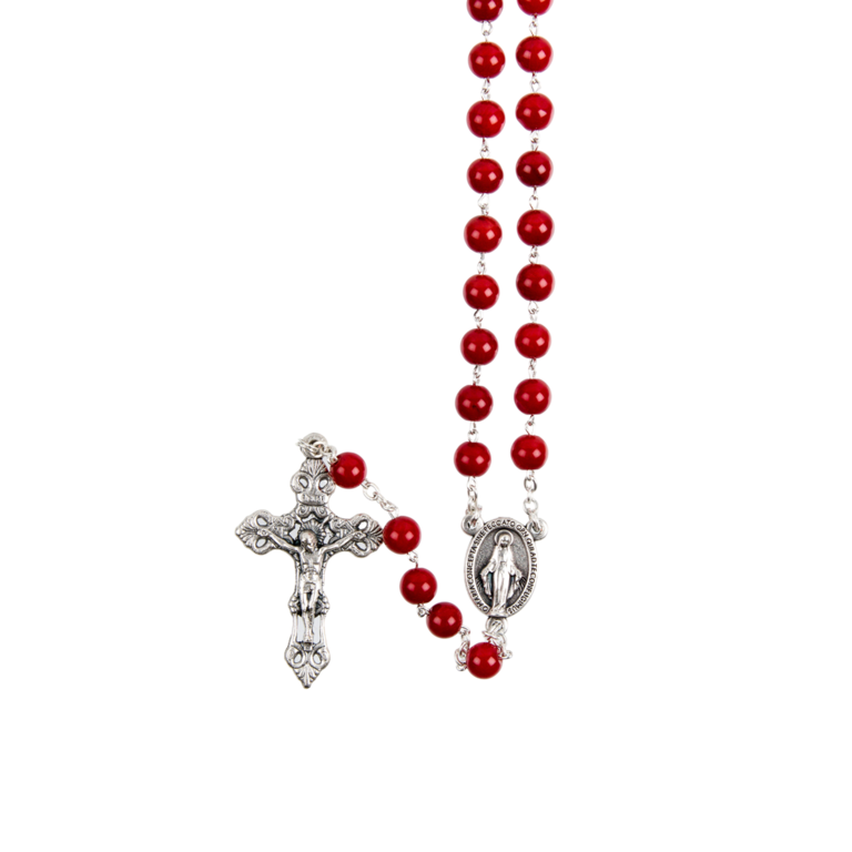 Chapelet grains corail, Ø 7 mm, chaîne couleur argentée, longueur au cœur 27 cm, croix avec Christ. Livré en boîte.