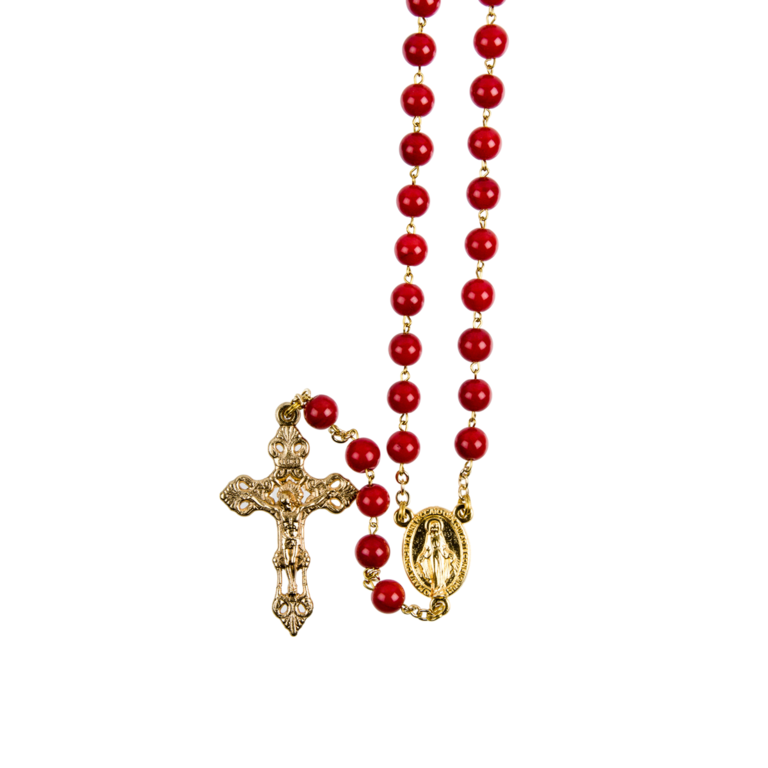 Chapelet grains corail, Ø 7 mm, chaîne couleur dorée, longueur au cœur 27 cm, croix avec Christ. Livré en boîte.
