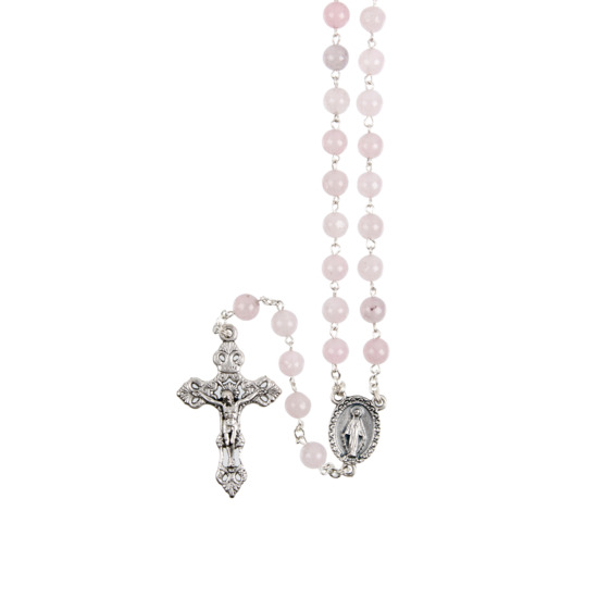 Chapelet grains quartz rose, Ø 7 mm, chaîne couleur argentée, longueur au cœur 32 cm, croix avec Christ. Livré en boîte.