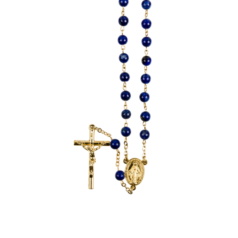 Chapelet grains lapis lazuli, Ø 7 mm, chaîne couleur dorée, longueur au cœur 32 cm, croix avec Christ. Livré en boîte.