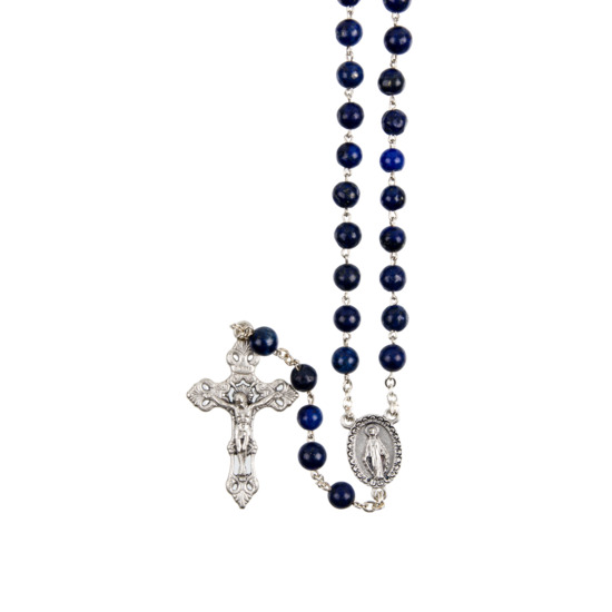 Chapelet grains lapis lazuli, Ø 7 mm, chaîne couleur argentée, longueur au cœur 32 cm, croix avec Christ. Livré en boîte.