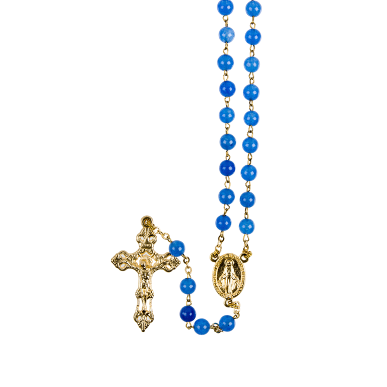 Chapelet grains agate bleue, Ø 7 mm, chaîne couleur dorée, longueur au cœur 32 cm, croix avec Christ. Livré en boîte.