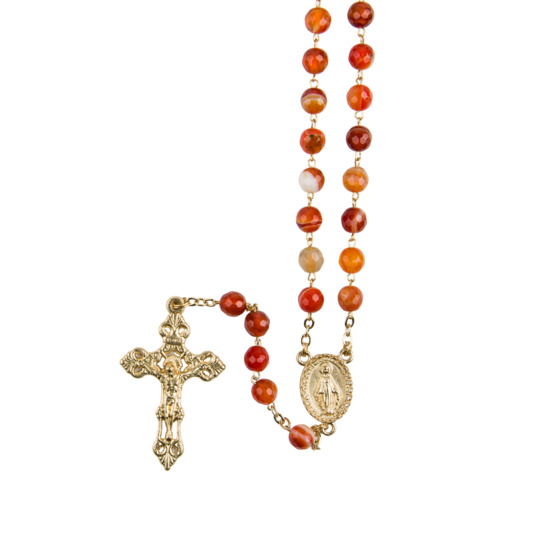 Chapelet grains cornaline, Ø 7 mm, chaîne couleur dorée, longueur au cœur 32 cm, croix avec Christ. Livré en boîte.