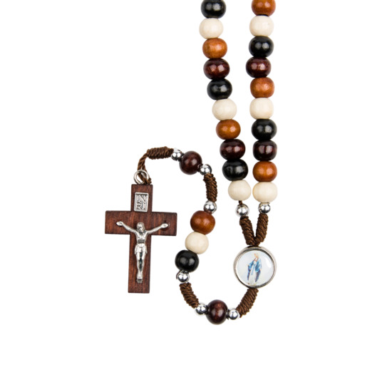 Chapelet grains en bois multicolore sur corde, Ø 7 mm, longueur au cœur 22 cm, coeur résine, croix avec Christ métal.