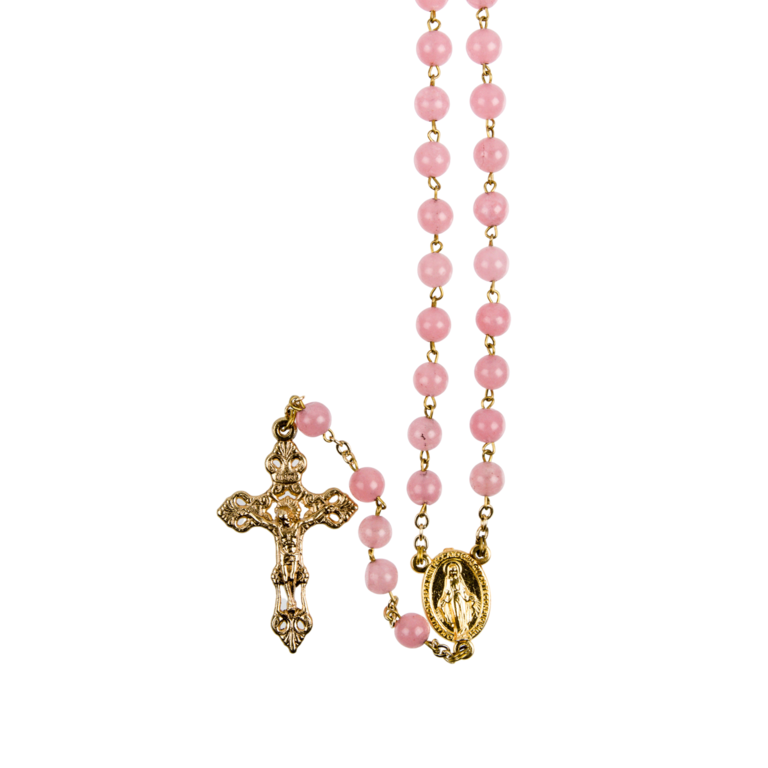 Chapelet grains quartz rose, Ø 7 mm, chaîne couleur dorée, longueur au cœur 32 cm, croix avec Christ. Livré en boîte.