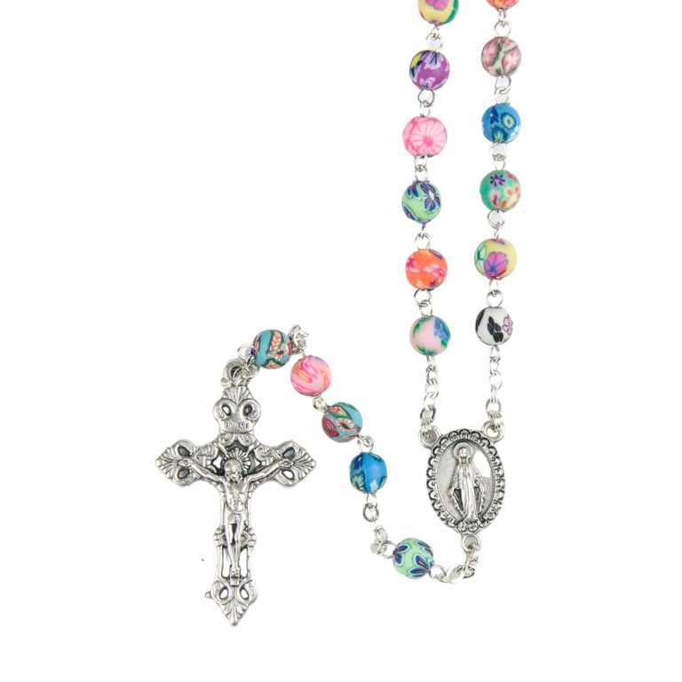 Chapelet grains gomme multicolores, Ø 7 mm, chaîne couleur argentée, longueur au cœur 32 cm, croix avec Christ.