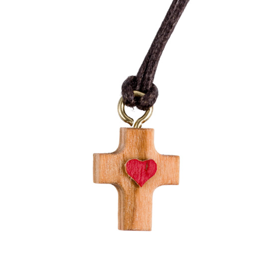Croix de cou en bois d'olivier avec coeur en relief peint en rouge H. 1,5 cm avec cordon cuir 70 cm.