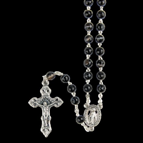 Chapelet grains agate noire, Ø 7 mm, chaîne couleur argentée, longueur au cœur 27 cm, croix avec Christ. Livré en boîte.