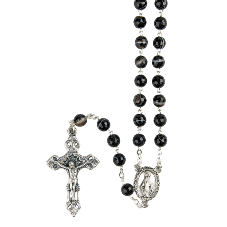 Chapelet grains agate noire, Ø 7 mm, chaîne couleur argentée, longueur au cœur 27 cm, croix avec Christ. Livré en boîte.