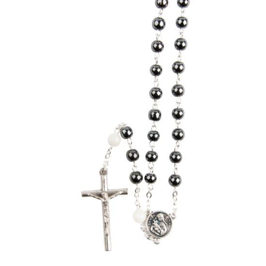 Chapelet grains en hématite/nacre, Ø 7 mm, chaîne couleur argentée, longueur au cœur 32 cm, croix avec Christ plus boîte.