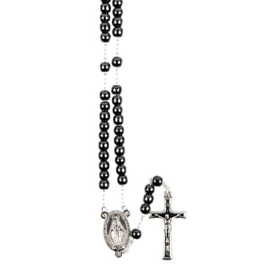 Petit chapelet sur chaine couleur argentée avec fermoir grains en hématite Ø 5 mm, longueur au cœur 22 cm, croix avec Christ.