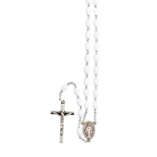 Chapelet sur chaine indécrochable couleur argentée grains en plastique ovales Ø 7 mm, longueur au cœur 31 cm, croix avec Christ.