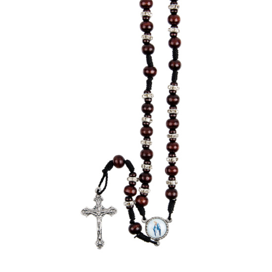 Chapelet grains bois marron et strass sur corde avec fermoir, Ø 6 mm, longueur au cœur 21 cm, coeur résine, croix métal avec Christ.