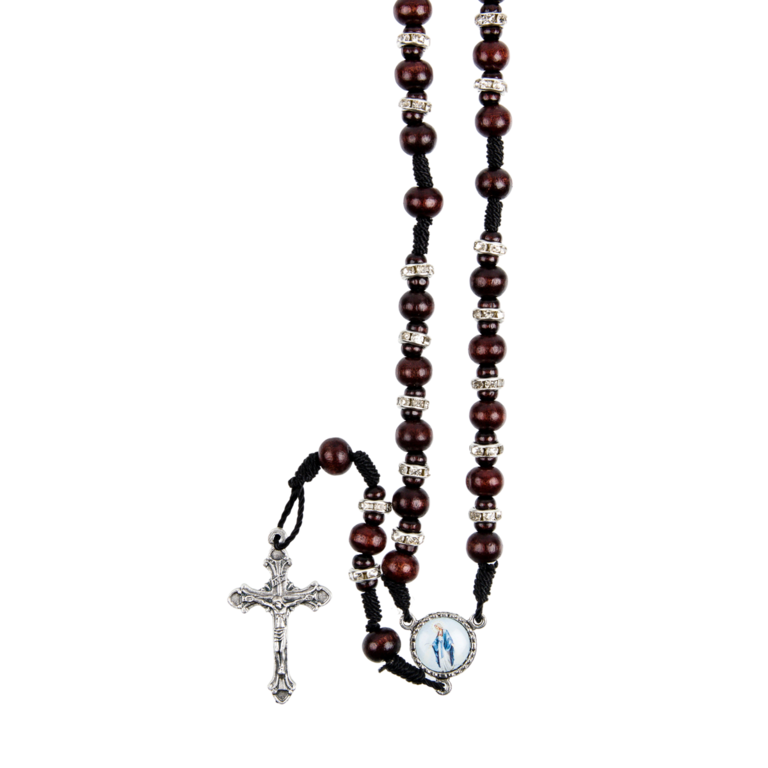 Chapelet grains bois marron et strass sur corde avec fermoir, Ø 6 mm, longueur au cœur 21 cm, coeur résine, croix métal avec Christ.