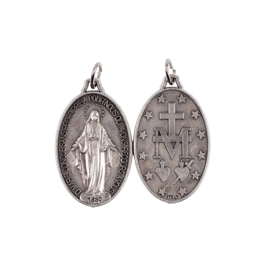 Médaille métal couleur argentée de la Vierge Miraculeuse inscription en Français, plusieurs tailles.
