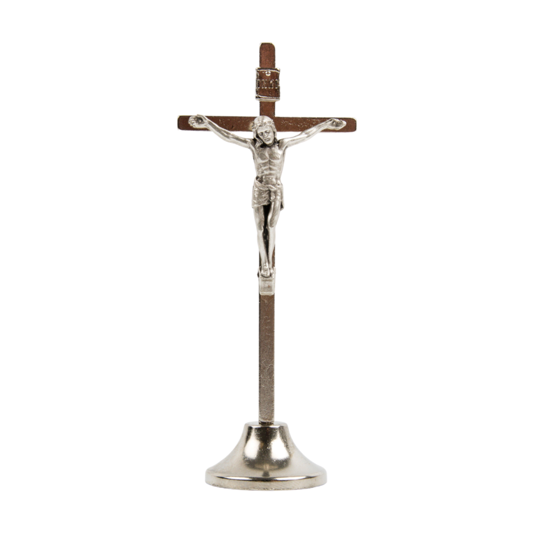 Crucifix forme carrée métal couleur argentée sur socle avec Christ - H. 10 cm.