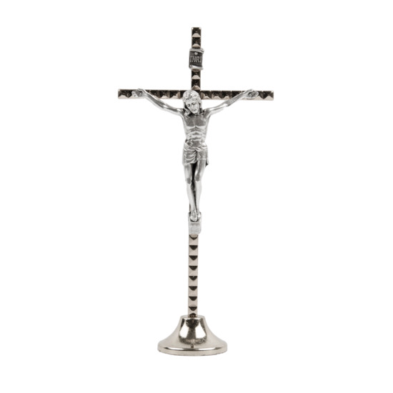 Crucifix forme carrée à facettes métal couleur argentée sur socle avec Christ - H. 12,5 cm.